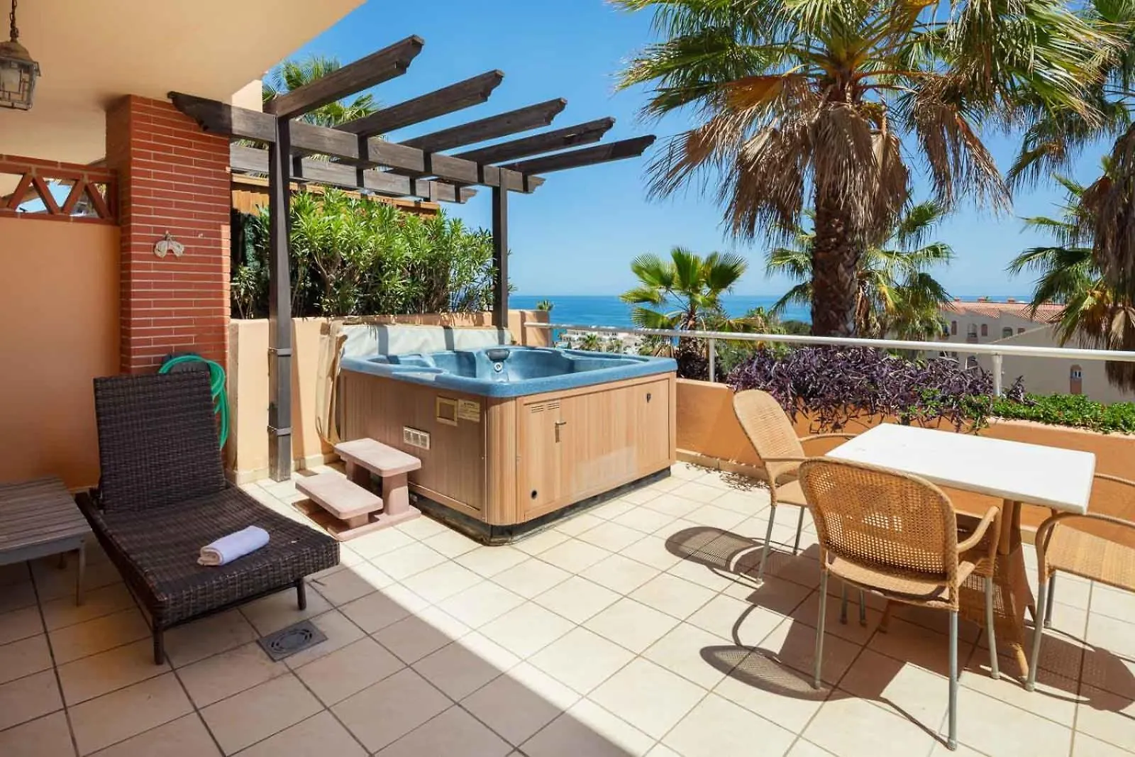 Malibu Mansions By The Beach By Alfresco Stays El Faro Spanien